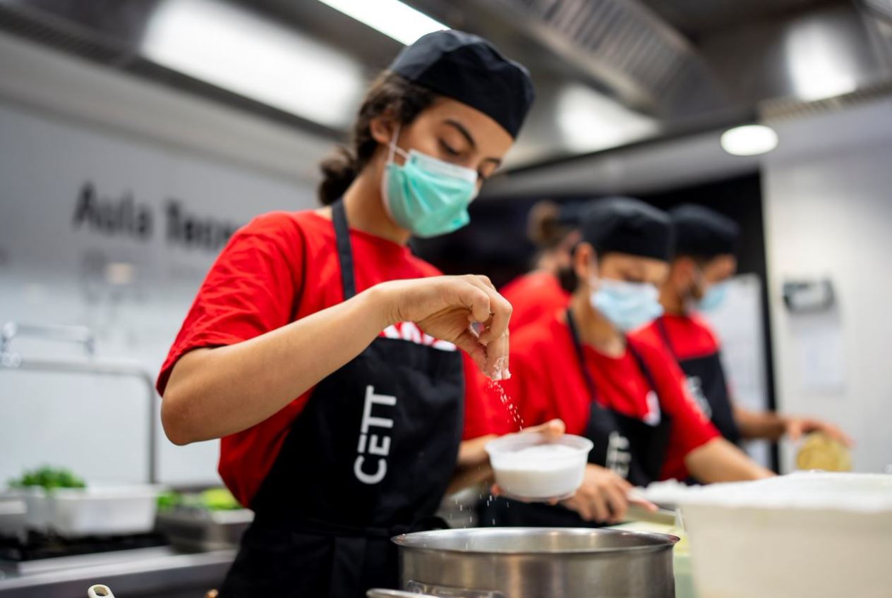 Photography from: Coca-Cola y el CETT se alían con otros actores privados para impulsar el talento joven con dificultades para acceder al mercado laboral con el proyecto GIRA Jóvenes | CETT